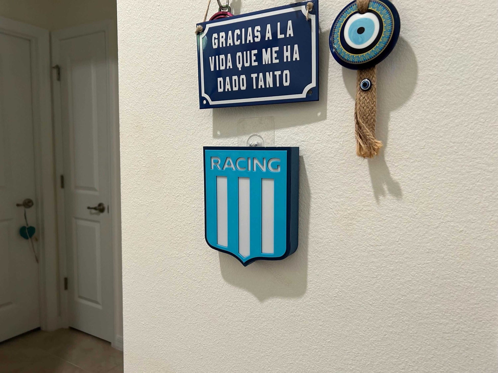 Racing Club de Avellaneda hanging sign, colorful wall decor for soccer fans, high-quality materials, vibrant design.
