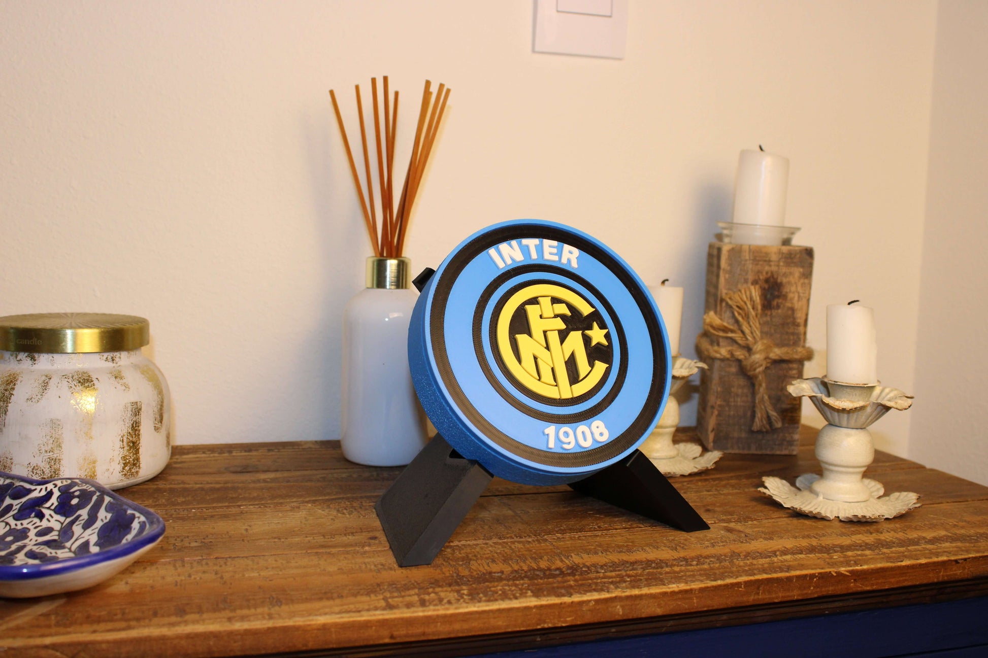 Retro 3D printed Inter Milan emblem decor for passionate fans, featuring vibrant colors and high-quality materials.